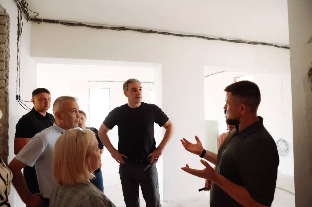 Василий Орлов осмотрел школу в Усть-Ивановке