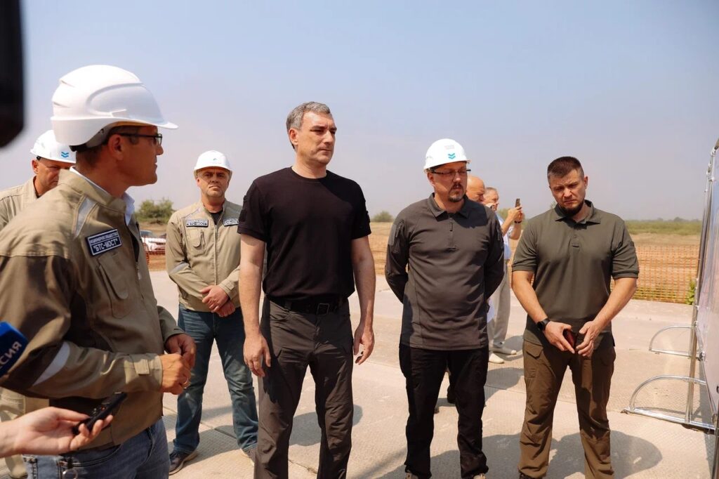 Под Благовещенском полным ходом идёт возведение дамбы от наводнений