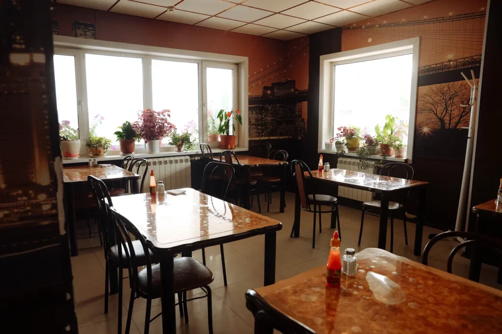 Амурский губернатор посетил кафе, мотель, магазин и зону отдыха в Магдагачинском округе