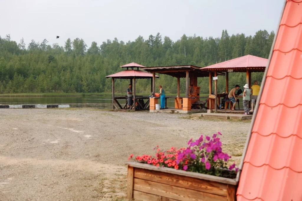 Амурский губернатор посетил кафе, мотель, магазин и зону отдыха в Магдагачинском округе