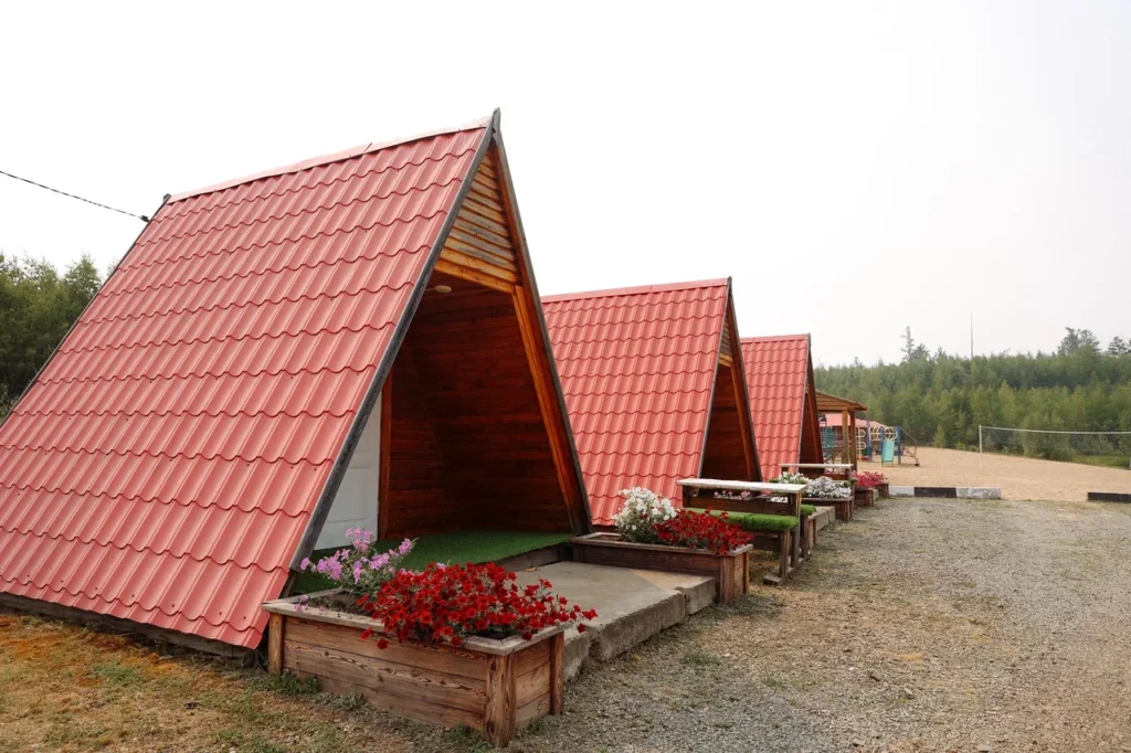 Амурский губернатор посетил кафе, мотель, магазин и зону отдыха в Магдагачинском округе