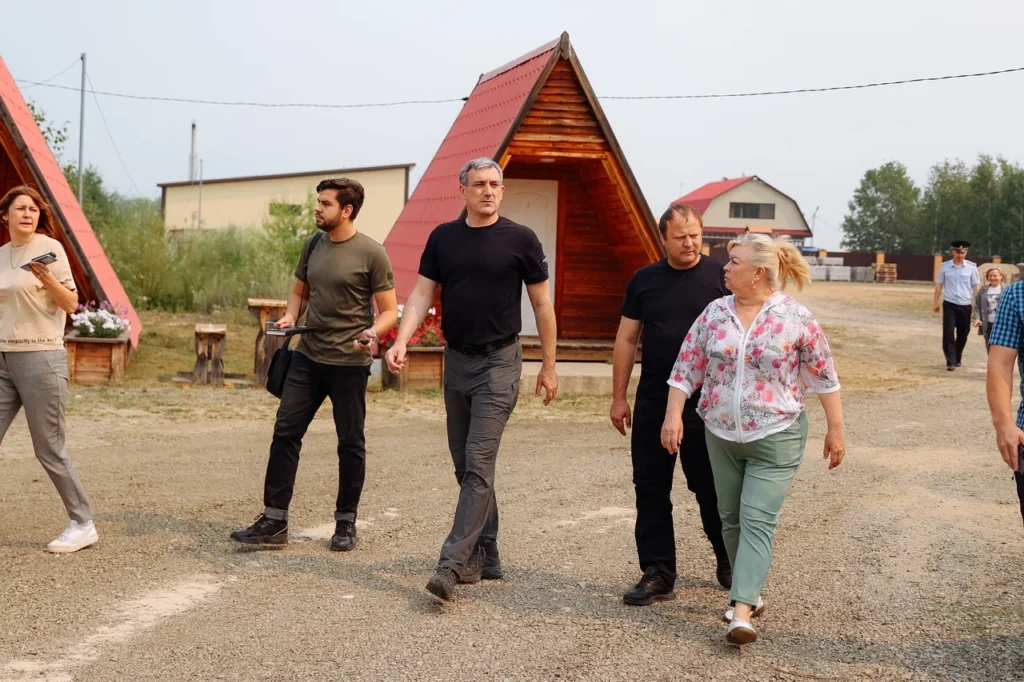 Амурский губернатор посетил кафе, мотель, магазин и зону отдыха в Магдагачинском округе