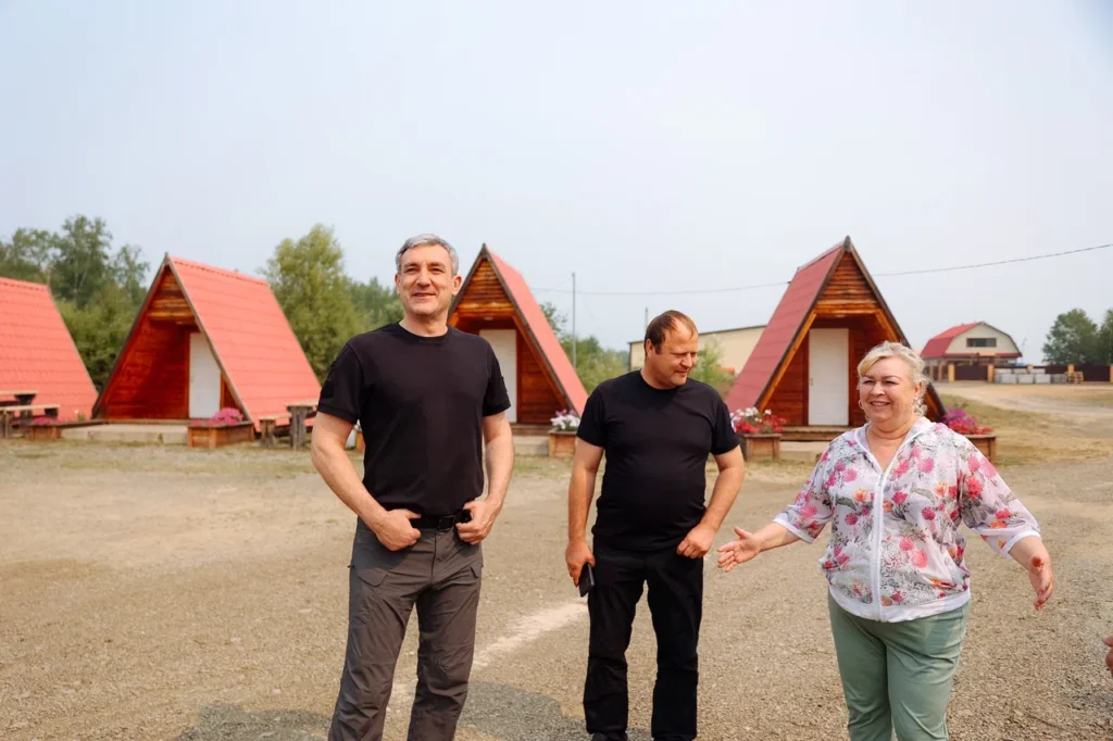 Амурский губернатор посетил кафе, мотель, магазин и зону отдыха в Магдагачинском округе