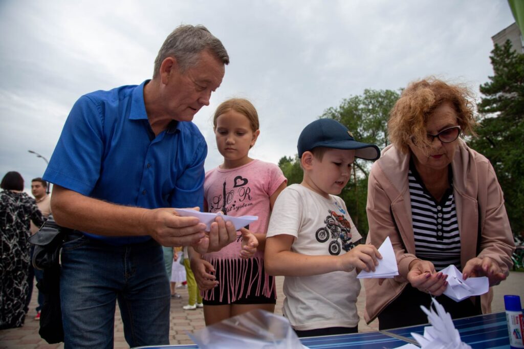 В Благовещенске в Амур спустили более 200 корабликов в память о погибших детях Донбасса 