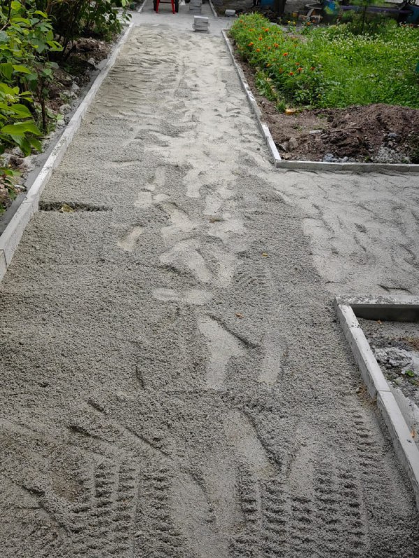 «Тропа смешариков» помогла благовещенцам отремонтировать тротуары во дворе дома