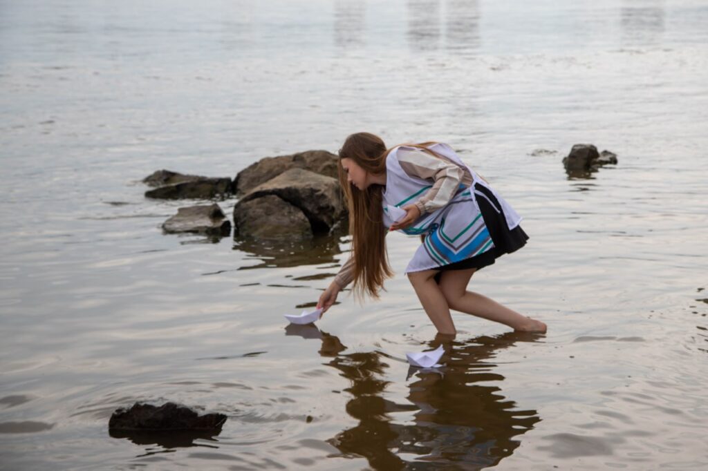 В Благовещенске в Амур спустили более 200 корабликов в память о погибших детях Донбасса 