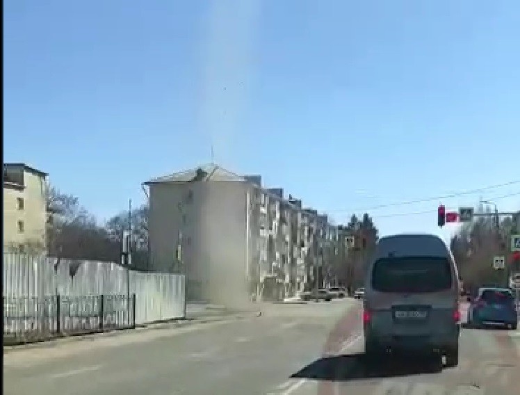 Смерч в Свободном раскидал мусор по округе