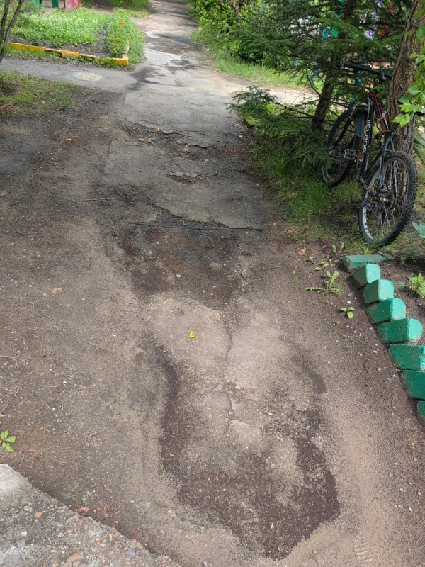 «Тропа смешариков» помогла благовещенцам отремонтировать тротуары во дворе дома