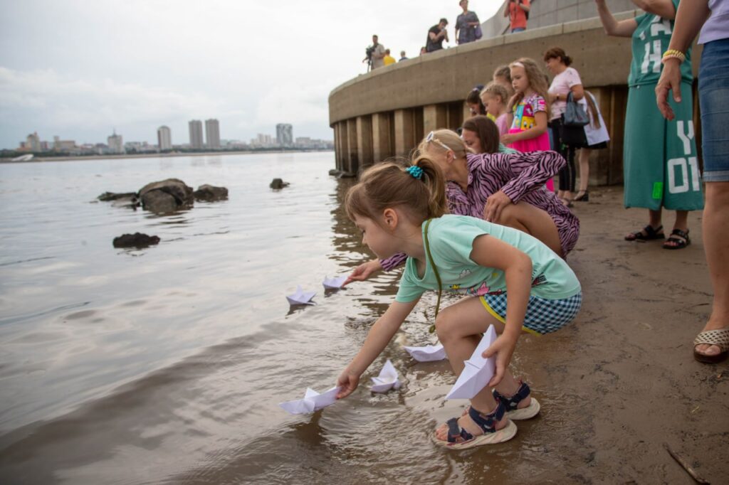 В Благовещенске в Амур спустили более 200 корабликов в память о погибших детях Донбасса 