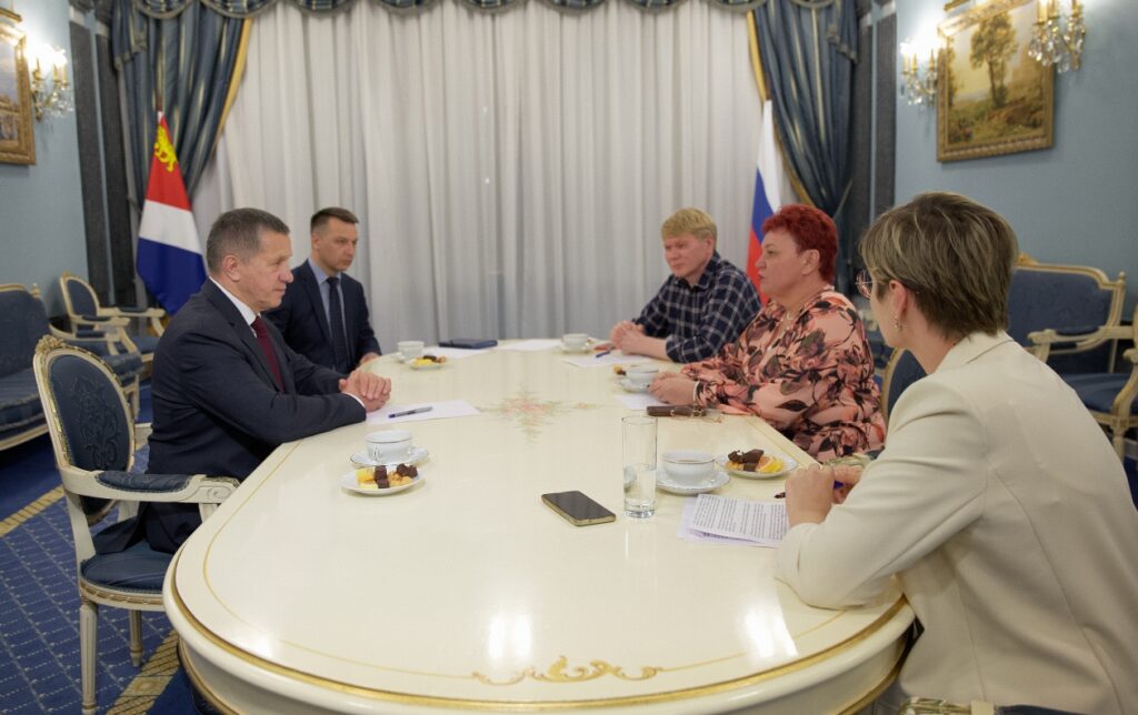 Трутнев: &laquo;В зоне СВО нужно побывать хоть раз &ndash; меняет отношение к своей работе и себе&raquo;