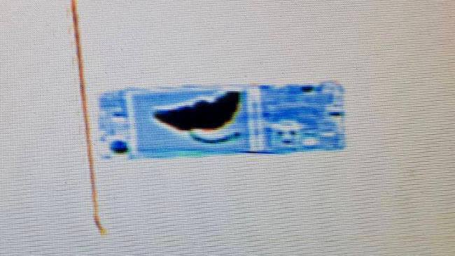 Благовещенские таможенники нашли золотую пластину в телефоне туриста