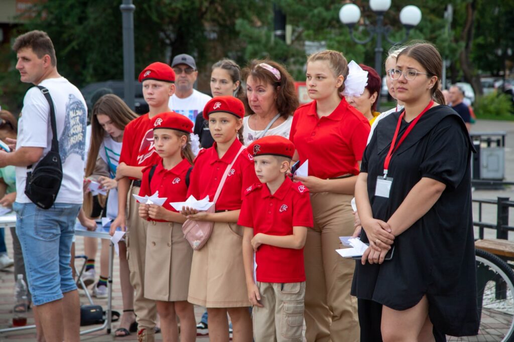 В Благовещенске в Амур спустили более 200 корабликов в память о погибших детях Донбасса 