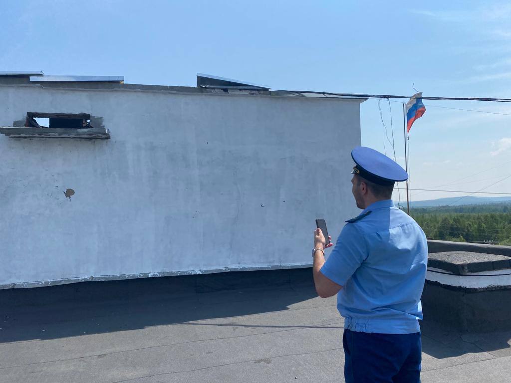 В Тындинском округе ремонтируют крышу общественного центра, которую сдуло ветром