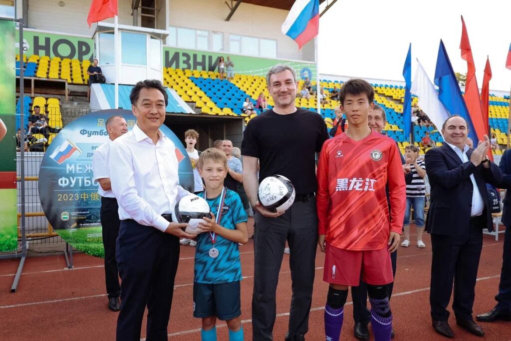 В Благовещенске наградили победителей детских российско-китайских футбольных соревнований 