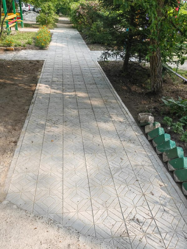 «Тропа смешариков» помогла благовещенцам отремонтировать тротуары во дворе дома