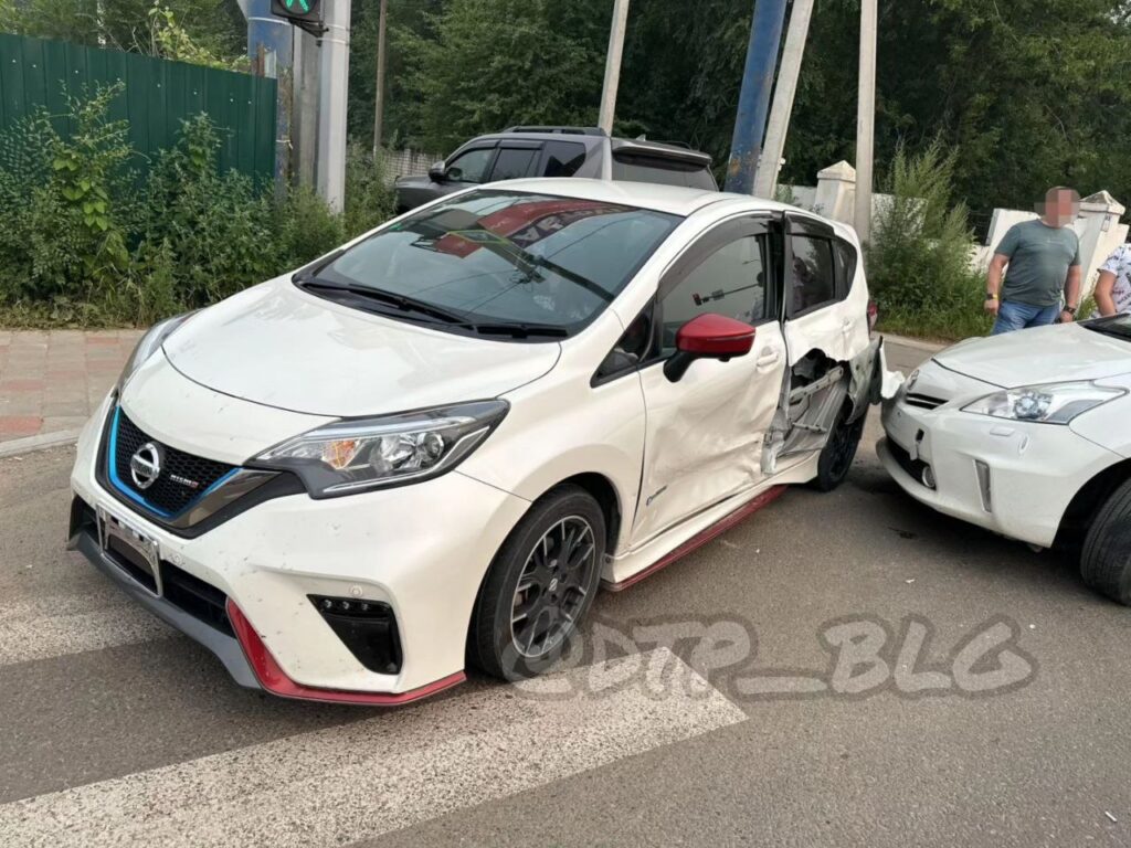 В Благовещенске две иномарки не поделили перекресток