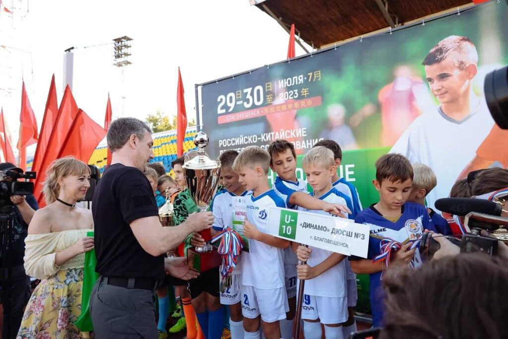 В Благовещенске наградили победителей детских российско-китайских футбольных соревнований 