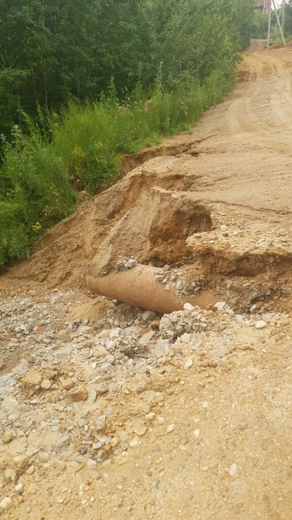 В месяц по 10-15 тысяч: жители Чигирей чинят дорогу за свой счёт, пока администрация молчит