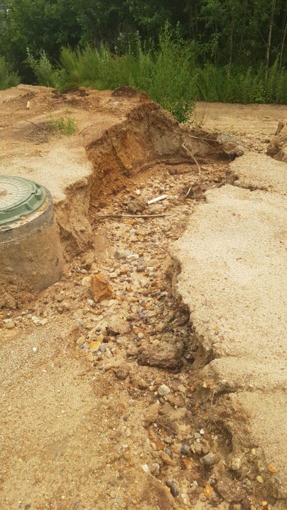 В месяц по 10-15 тысяч: жители Чигирей чинят дорогу за свой счёт, пока администрация молчит