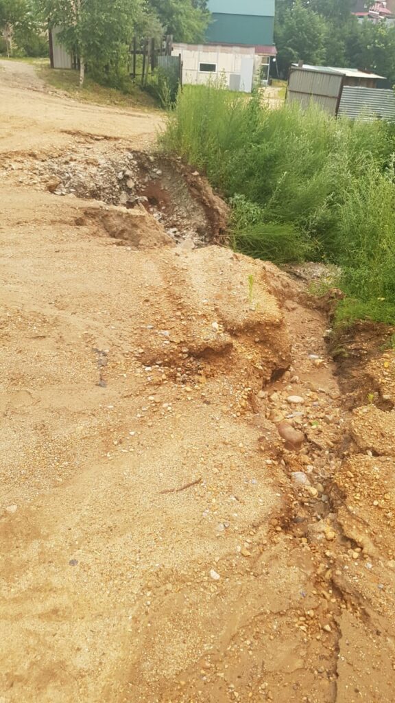 В месяц по 10-15 тысяч: жители Чигирей чинят дорогу за свой счёт, пока администрация молчит