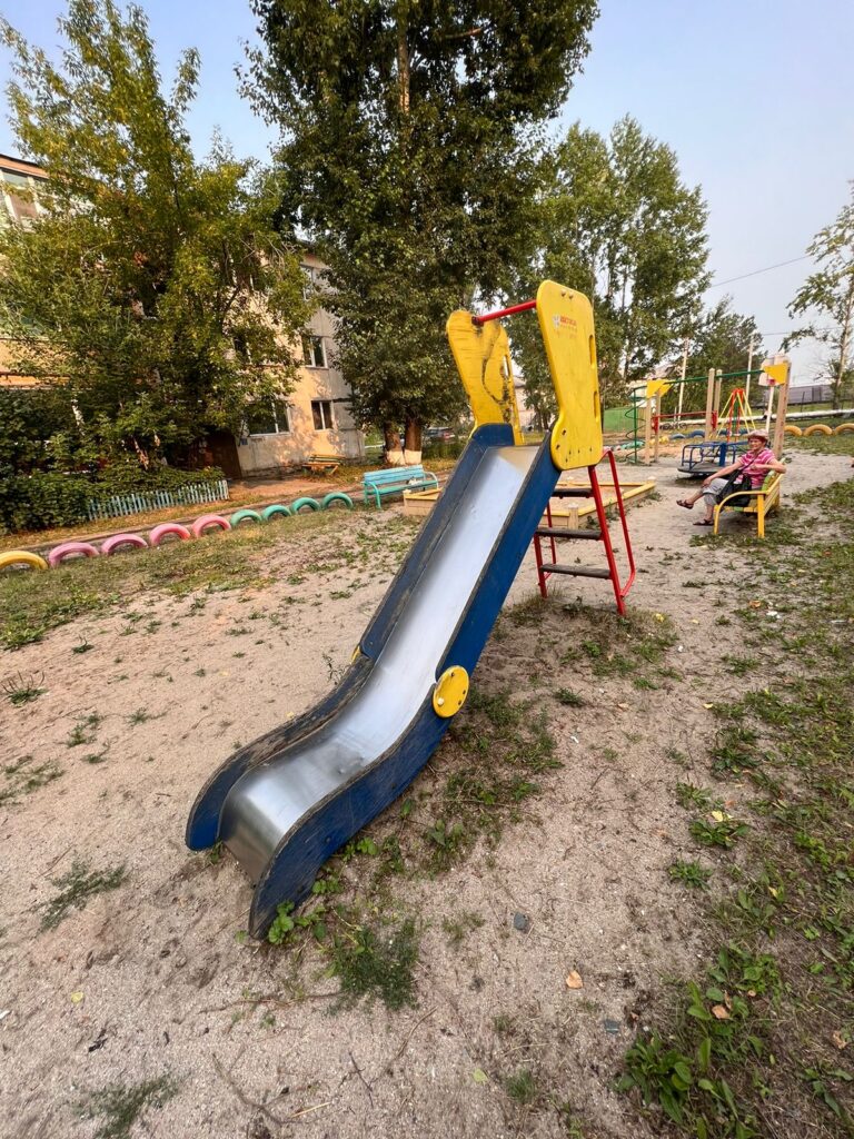 Детская площадка опасна?: жительница Белогорска пожаловалась на управляющую компанию