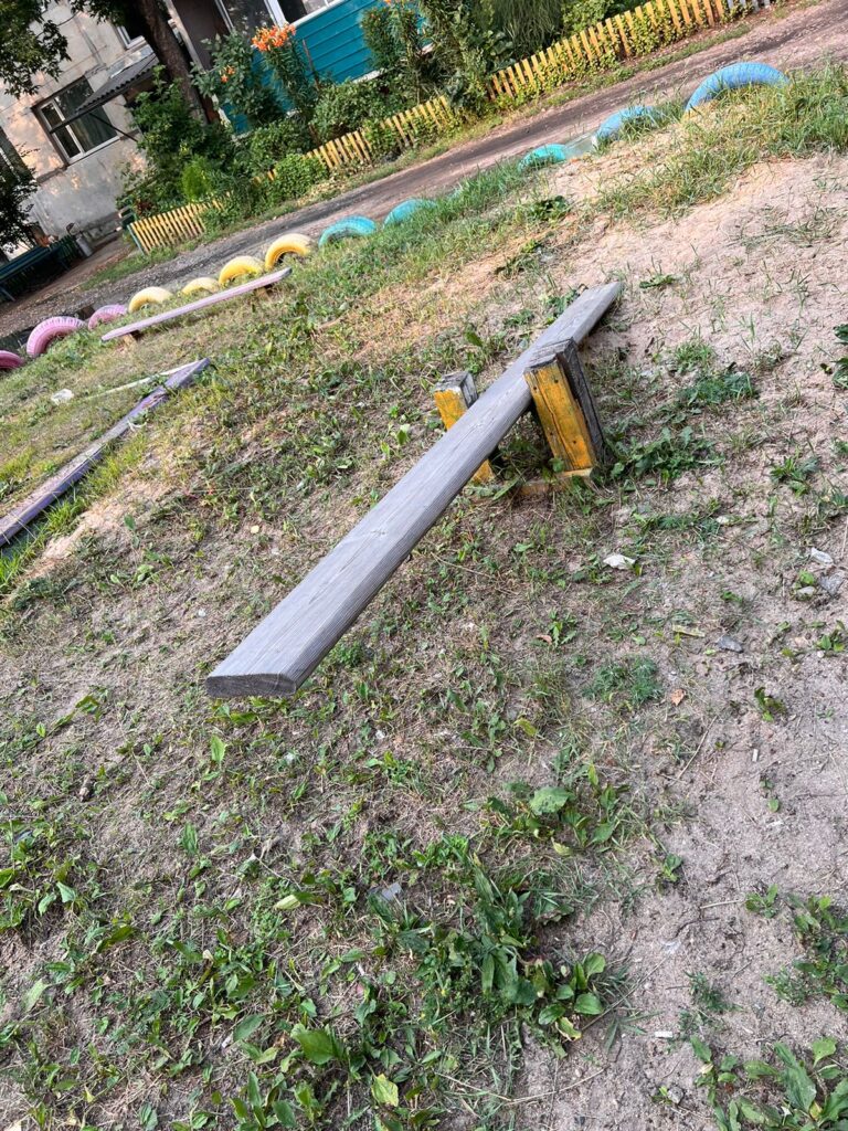 Детская площадка опасна?: жительница Белогорска пожаловалась на управляющую компанию