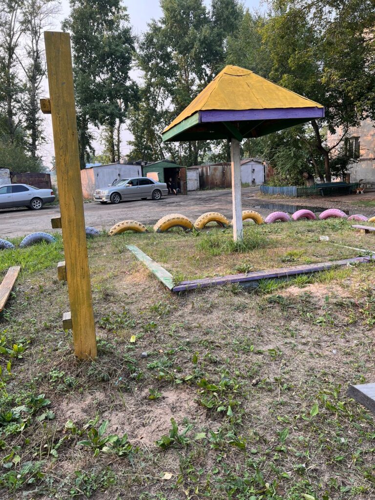 Детская площадка опасна?: жительница Белогорска пожаловалась на управляющую компанию