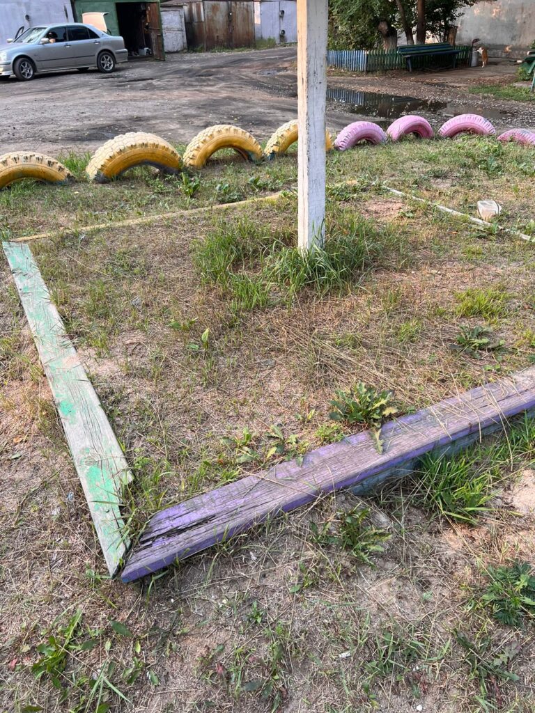 Детская площадка опасна?: жительница Белогорска пожаловалась на управляющую компанию