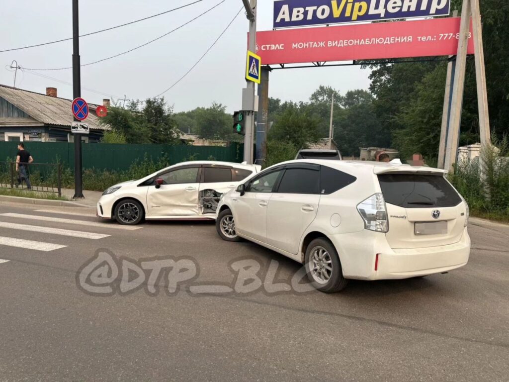 В Благовещенске две иномарки не поделили перекресток