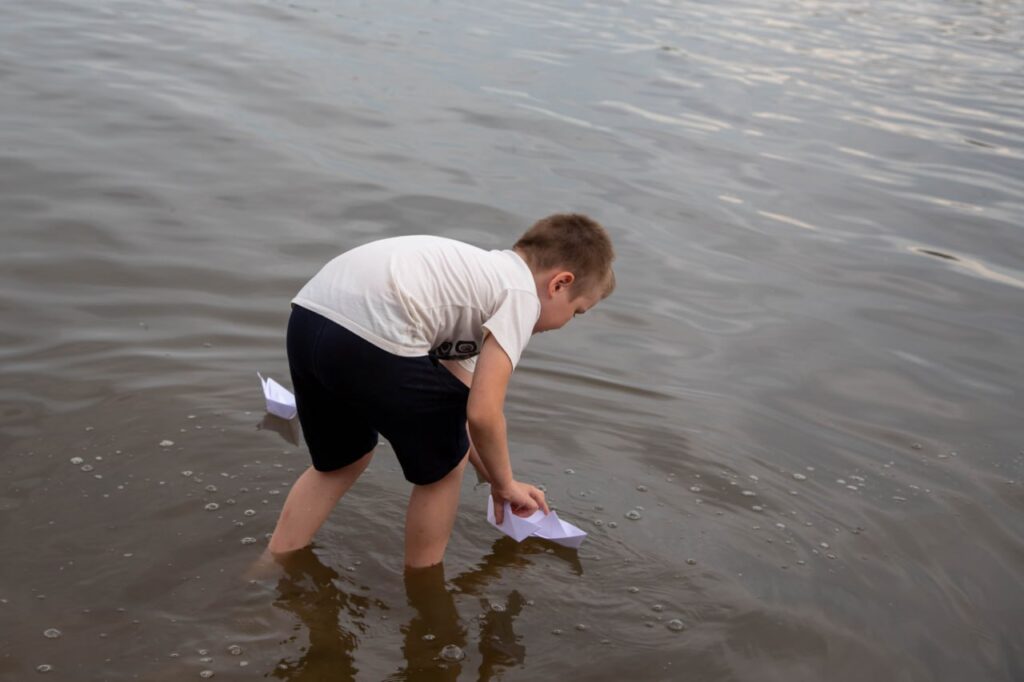 В Благовещенске в Амур спустили более 200 корабликов в память о погибших детях Донбасса 