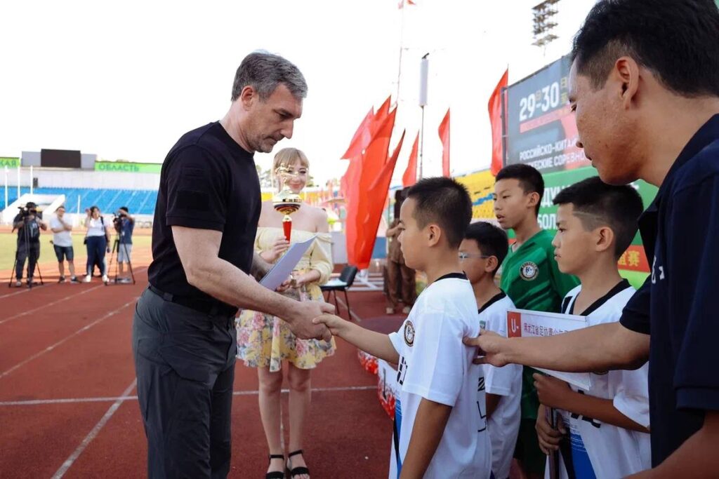 В Благовещенске наградили победителей детских российско-китайских футбольных соревнований 