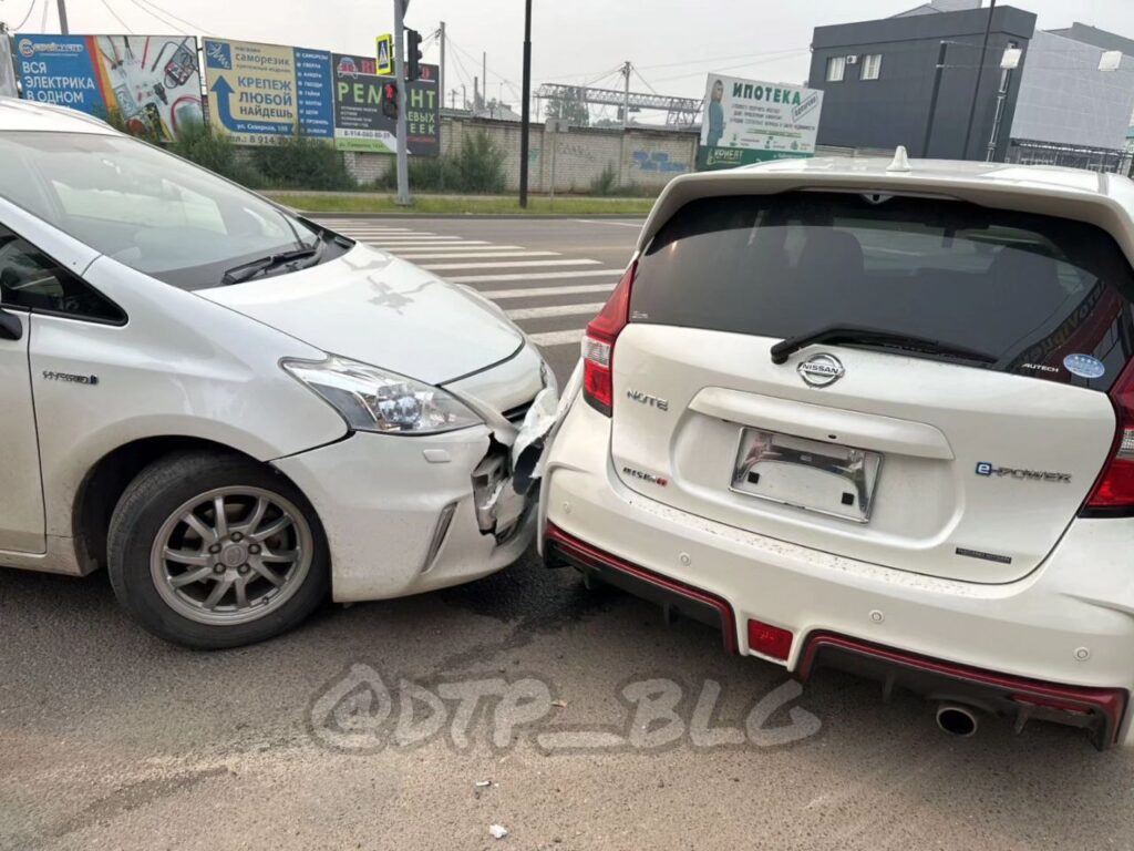 В Благовещенске две иномарки не поделили перекресток