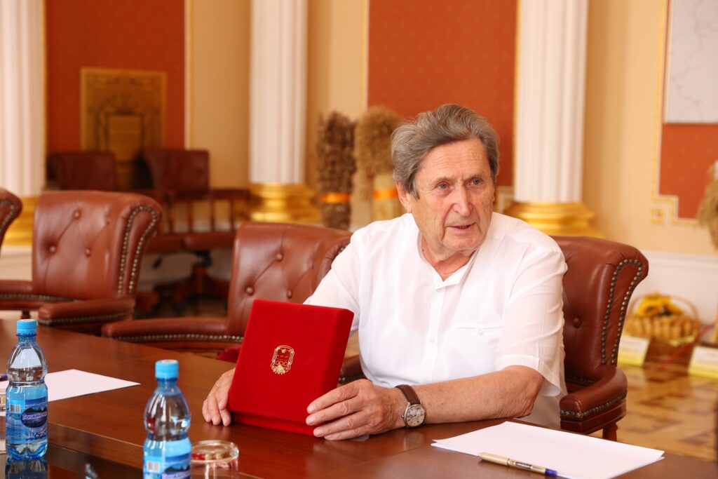 Анатолий Деревянко