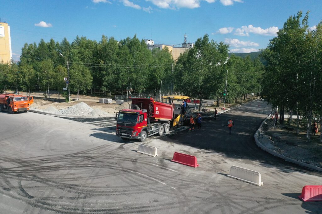 В Тынде завершают укладку асфальта на улице Красная Пресня
