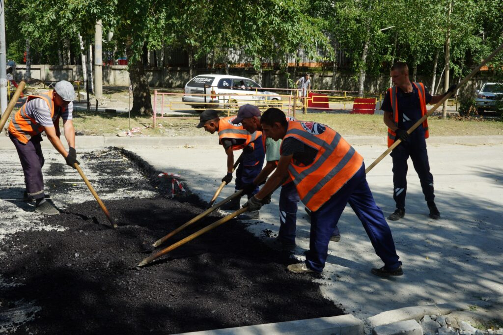 В Тынде завершают укладку асфальта на улице Красная Пресня