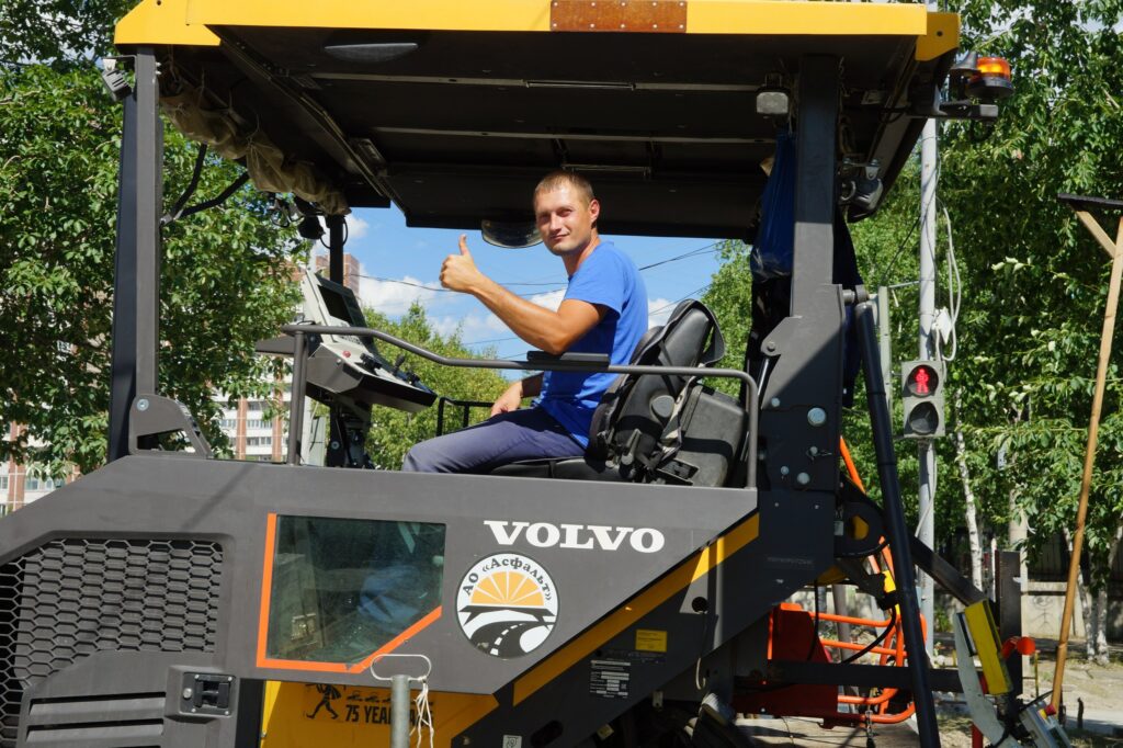 В Тынде завершают укладку асфальта на улице Красная Пресня