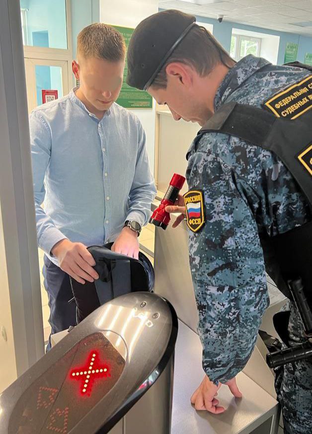 Электрошокеры, кастеты, ножи: что пытаются пронести амурчане в суды областного центра?