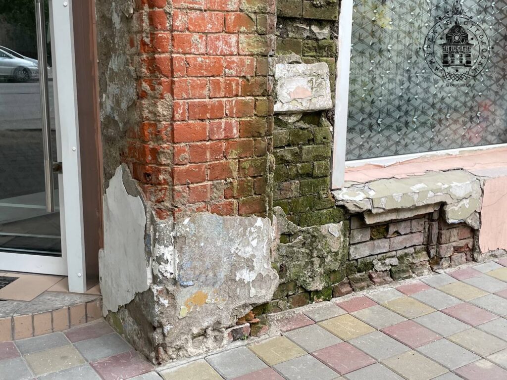 Уникальное столетнее здание в Благовещенске уничтожают время и бездействие