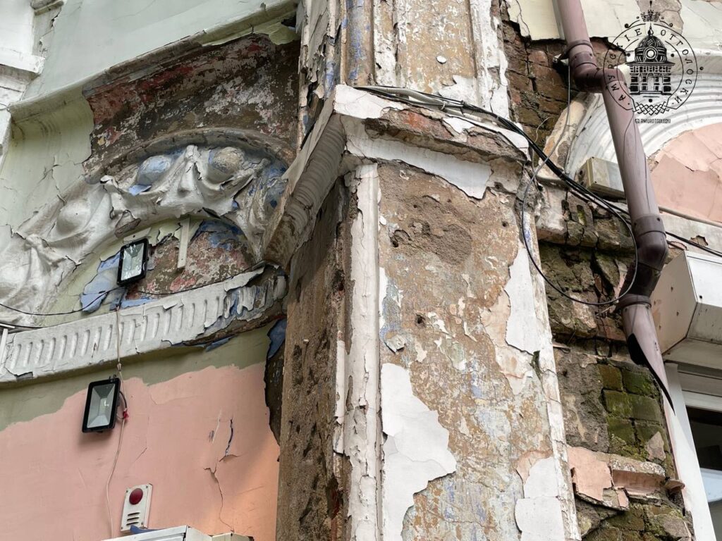 Уникальное столетнее здание в Благовещенске уничтожают время и бездействие