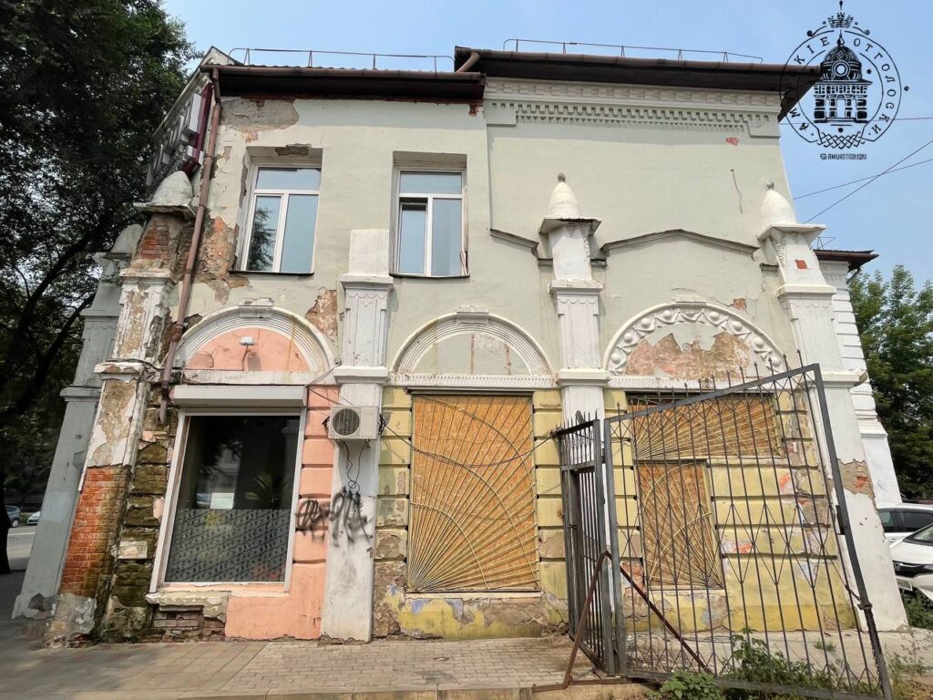 Уникальное столетнее здание в Благовещенске уничтожают время и бездействие
