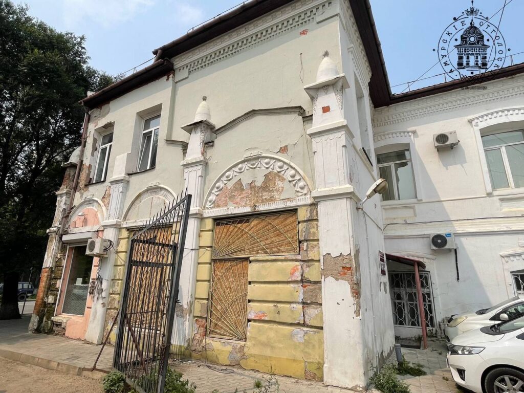 Уникальное столетнее здание в Благовещенске уничтожают время и бездействие