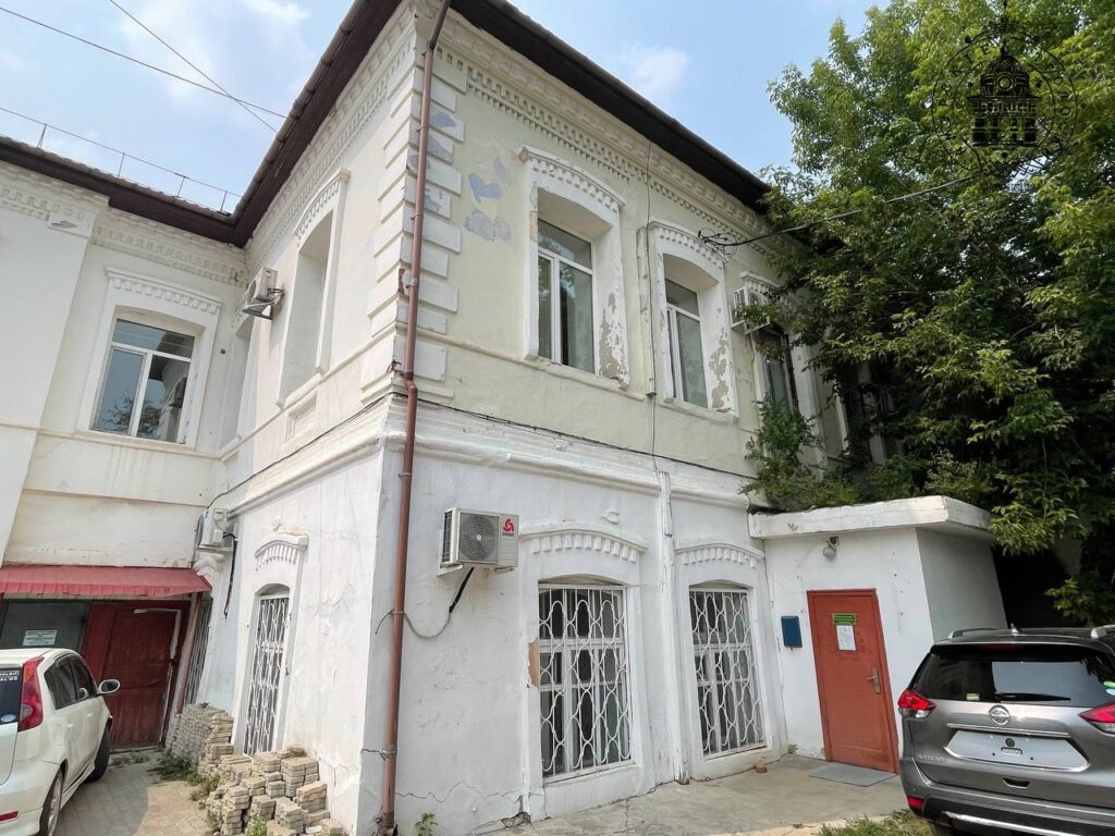 Уникальное столетнее здание в Благовещенске уничтожают время и бездействие