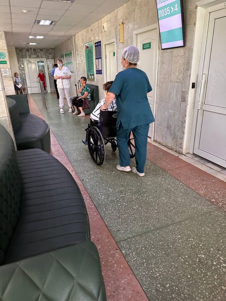 Нашли приют питомцу, пока хозяйка болеет: «Защитники Отечества» помогли супруге амурского бойца СВО