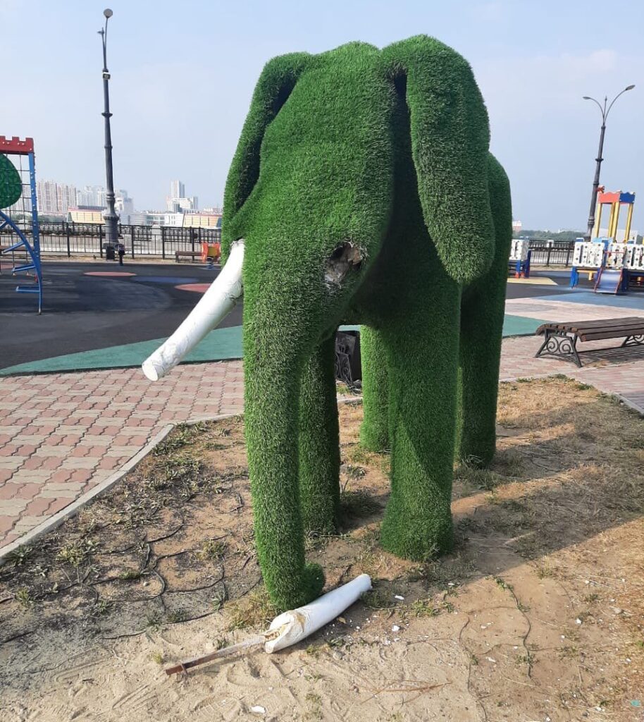 Сломанная топиарная скульптура слона