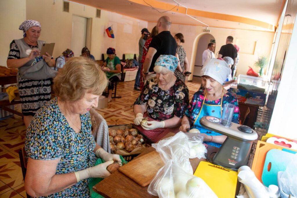 Женщины готовят