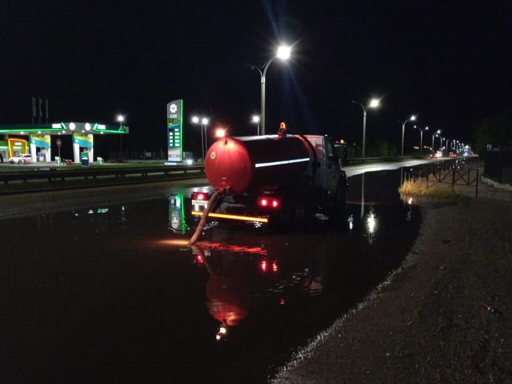 Откачка воды с дороги