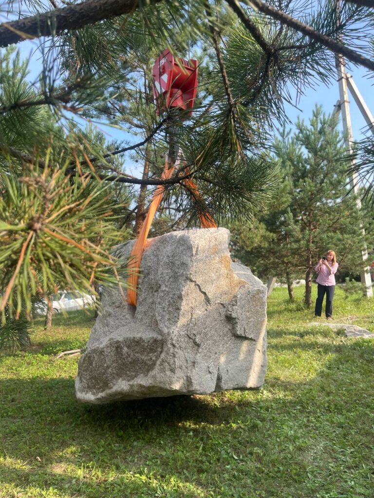 В Свободный привезли необычный камень