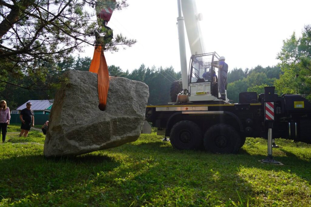 В Свободный привезли необычный камень