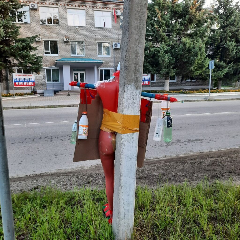 В Зее напротив здания городской администрации появился необычный «арт-объект»