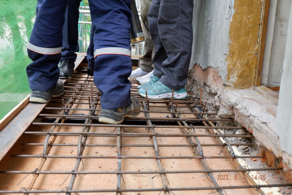 Подрядчик выбивается из графика: собственники дома в Благовещенске против ремонта фасада